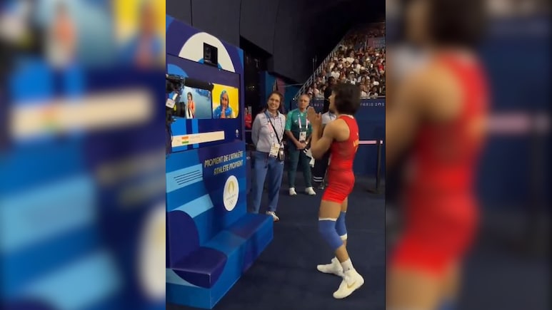 जीत मिलते ही किसके सामने हाथ जोड़कर झुक गईं विनेश फोगाट? VIDEO हुआ वायरल