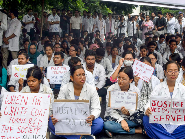 Kolkata Rape Case: Doctor के बाद Air Hostess, आखिर कहां है कोई महिला सुरक्षित?