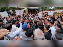 बदलापूरची 'ती' शाळा अद्याप बंदच, विद्यार्थी - पालकांची सरकारकडे मोठी मागणी बदलापूरची 'ती' शाळा अद्याप बंदच, विद्यार्थी - पालकांची सरकारकडे मोठी मागणी