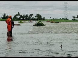 कोल्हापुरात ट्रॅक्टर उलटून आठ जण बुडाले, एकाचा मृत्यू कोल्हापुरात ट्रॅक्टर उलटून आठ जण बुडाले, एकाचा मृत्यू