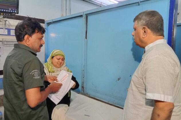 मरीजो से बात करते हुए चिकित्सा मंत्री