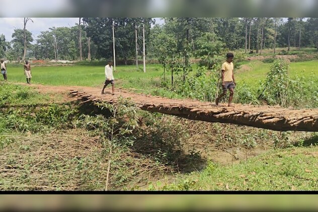 लकड़ी से बने ईको पुल से ग्रामीणों का सफर हुआ आसान. लकड़ी से बने ईको पुल से ग्रामीणों का सफर हुआ आसान.