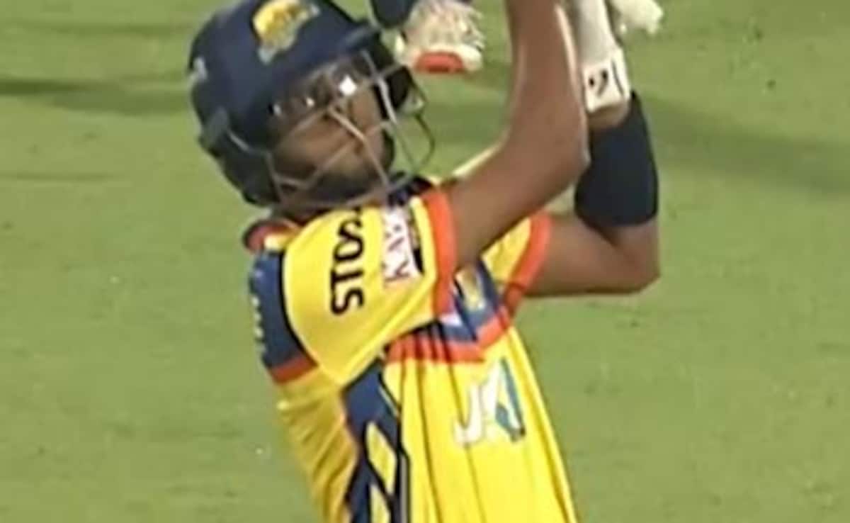 "Like Father, Like Son": Rahul Dravid's Son's Six Draws Comparisons With India Great