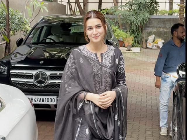 Mumbai Monsoon And Kriti Sanon - A Look At Her OOTD