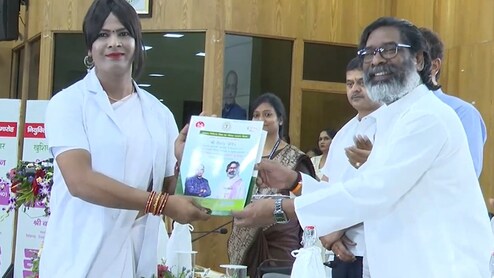 अमीर महतो बनीं झारखंड की पहली ट्रांसजेंडर CHO, CM हेमंत सोरेन ने सौंपा नियुक्ति पत्र