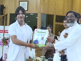 अमीर महतो बनीं झारखंड की पहली ट्रांसजेंडर CHO, CM हेमंत सोरेन ने सौंपा नियुक्ति पत्र अमीर महतो बनीं झारखंड की पहली ट्रांसजेंडर CHO, CM हेमंत सोरेन ने सौंपा नियुक्ति पत्र