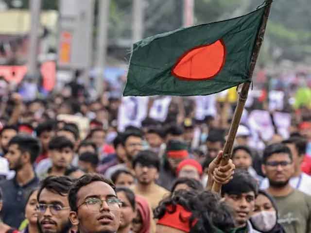 Bangladesh Violence: बांग्लादेश में बिगड़े हालात सुधारने में जुटे छात्र | Ground Report