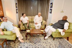 J&K Elections: Key Congress-National Conference Meet Over Seat Sharing, Alliance Dynamics J&K Elections: Key Congress-National Conference Meet Over Seat Sharing, Alliance Dynamics