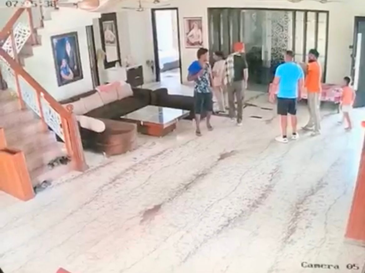 हाथ जोड़कर मिन्नतें करते रहे बच्चे, हमलावरों ने NRI को घर में घुसकर मारी गोलियां,  सामने आया CCTV फुटेज