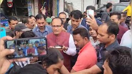 Madhya Pradesh में फिर दिखा शिवराज का जलवा, भोपाल पहुंचने पर लोगों ने ऐसे किया स्वागत