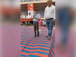 सरकारी स्कूल के प्रोग्राम में बच्चे ने ऐसे निकाली जानवरों की आवाज़, टैलेंट देख हैरान रह गए लोग, बोले- मोर वाली बेस्ट है