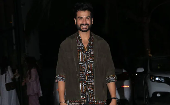 Sunny Kaushal Reviews Rumoured Girlfriend Sharvari's <i>Vedaa</i>: "You Are Life Of The Film"