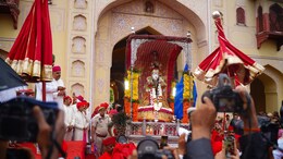 Teej Mata Sawari: सिटी पैलेस से निकली जयपुर के विश्व प्रसिद्ध तीज की शाही सवारी, ड्रोन से हुई फूलों की बारिश, देखें तस्वीरें-वीडियो