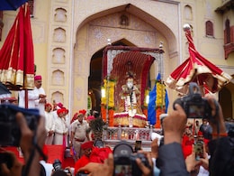 Teej Mata Sawari: सिटी पैलेस से निकली जयपुर के विश्व प्रसिद्ध तीज की शाही सवारी, ड्रोन से हुई फूलों की बारिश, देखें तस्वीरें-वीडियो Teej Mata Sawari: सिटी पैलेस से निकली जयपुर के विश्व प्रसिद्ध तीज की शाही सवारी, ड्रोन से हुई फूलों की बारिश, देखें तस्वीरें-वीडियो