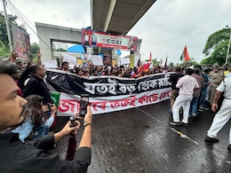 Kolkata Rape and Murder case: इंसाफ की मांग के लिए चिर प्रतिद्वंद्वी ईस्ट बंगाल और मोहन बागान के फैंस आए एक साथ Kolkata Rape and Murder case: इंसाफ की मांग के लिए चिर प्रतिद्वंद्वी ईस्ट बंगाल और मोहन बागान के फैंस आए एक साथ