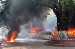 बांग्लादेश हिंसा: 93 की मौत, देश में Curfew, MEA ने भारतीयों के लिए जारी की एडवाइजरी बांग्लादेश हिंसा: 93 की मौत, देश में Curfew, MEA ने भारतीयों के लिए जारी की एडवाइजरी