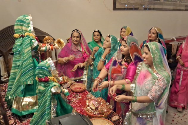 बूंदी के पूर्व राजघराने में हरियाली तीज करती महिलाए