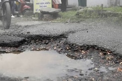 भारी बारिश के बीच भोपाल की सड़कें जर्जर , कब होगा समाधान?