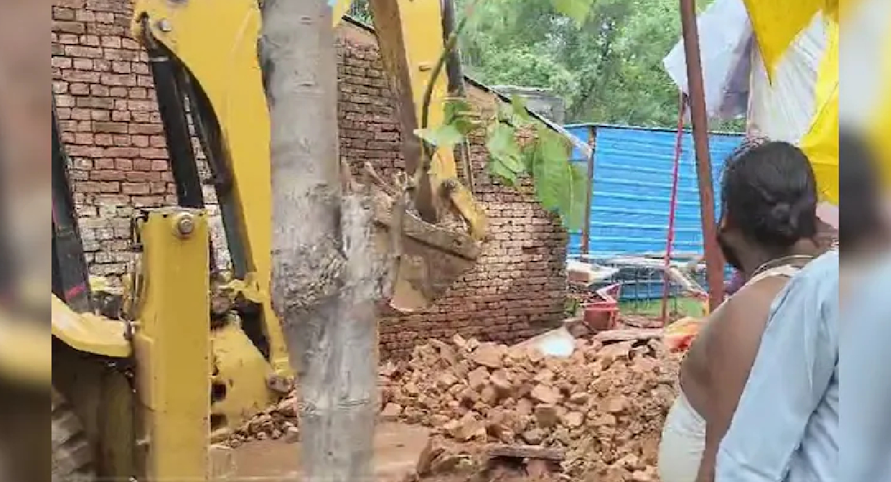 सागर: मंदिर की दीवार गिरने से 5 बच्चों की मौत, 9 मलबे में दबे