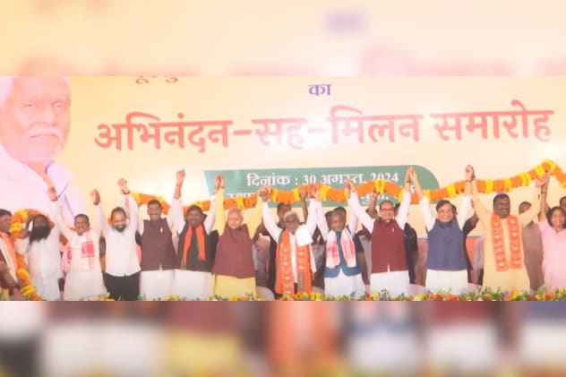 रांची में आयोजित कार्यक्रम के दौरान चंपाई सोरेन बीजेपी में हुए शामिल, एक समूह चित्र में बीजेपी के तमाम बड़े नेताओं के साथ मंच पर.. रांची में आयोजित कार्यक्रम के दौरान चंपाई सोरेन बीजेपी में हुए शामिल, एक समूह चित्र में बीजेपी के तमाम बड़े नेताओं के साथ मंच पर..