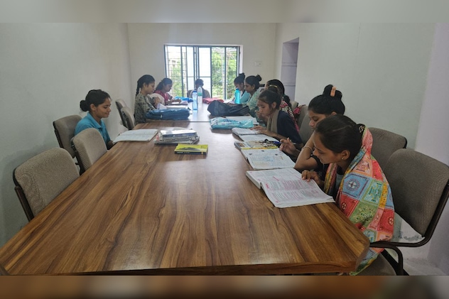 पंचायत में बनाई शानदार लाइब्रेरी  पंचायत में बनाई शानदार लाइब्रेरी