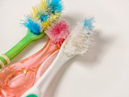 क्या आप भी महीनों तक यूज करते हैं एक ही टूथब्रश, तो जान लें ये नुकसान, तुरंत जाकर खरीदेंगे नया क्या आप भी महीनों तक यूज करते हैं एक ही टूथब्रश, तो जान लें ये नुकसान, तुरंत जाकर खरीदेंगे नया