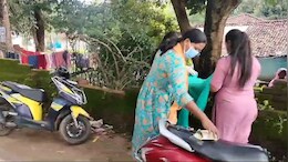 राह चलती महिला को अचानक उठा दर्द ! हॉस्पिटल जाने से पहले ही सड़क पर ऐसे दिया बच्चे को जन्म