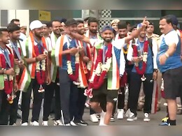 Indian Men's Hockey Team: देश के जाबाजों का एयरपोर्ट पर हुआ भव्य स्वागत, ढोल नगाड़ों पर लगे जमकर ठुमके Indian Men's Hockey Team: देश के जाबाजों का एयरपोर्ट पर हुआ भव्य स्वागत, ढोल नगाड़ों पर लगे जमकर ठुमके