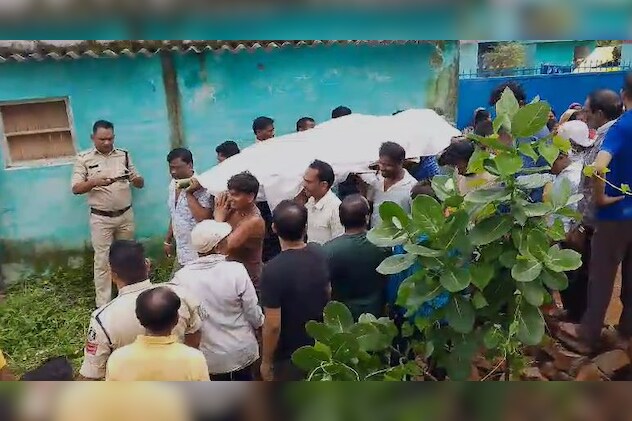 घंटों के विवाद के बाद आखिर कार दीवार को तोड़कर ग्रामीण और परिजन शव यात्रा को लेकर जाते हुए. घंटों के विवाद के बाद आखिर कार दीवार को तोड़कर ग्रामीण और परिजन शव यात्रा को लेकर जाते हुए.