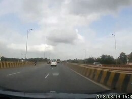 जाको राखे साइयां, मार सके न कोय... टक्कर लगी गिर गए मम्मी-पापा, लेकिन बच्चे को लेकर चलती रही बाइक, फिर हुआ ऐसा चमत्कार जाको राखे साइयां, मार सके न कोय... टक्कर लगी गिर गए मम्मी-पापा, लेकिन बच्चे को लेकर चलती रही बाइक, फिर हुआ ऐसा चमत्कार