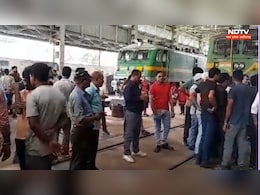 Indian Railway: रेलवे लोको शेड हादसे के बाद छात्रों का हंगामा, आखिर कब सबक सीखेगा प्रशासन? Indian Railway: रेलवे लोको शेड हादसे के बाद छात्रों का हंगामा, आखिर कब सबक सीखेगा प्रशासन?