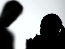 "मैं तो तुम्हें देख रहा हूँ.... "  प्रिंसिपल की हरकत के बाद भड़की छात्रा ने दर्ज कराई FIR