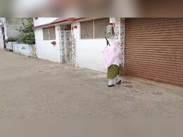 Independence Day Special: जानिए एक ऐसी महिला सफाई कर्मी के बारे में जो अपने घर की तरह करती है वार्ड में सफाई