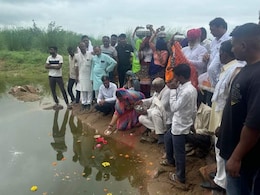 4 दशक के बाद गंभीर नदी में आया पानी, ग्रामीण में खुशी की लहर, पारंपरिक तरीके से किया स्वागत 4 दशक के बाद गंभीर नदी में आया पानी, ग्रामीण में खुशी की लहर, पारंपरिक तरीके से किया स्वागत