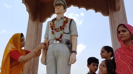 Rajasthan: भाई-बहन के अटूट रिश्ते की मिसाल, शहादत के 10 साल बाद भी भाई की प्रतिमा को राखियां बांध रही हैं बहनें&nbsp;&nbsp;