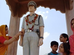 Rajasthan: भाई-बहन के अटूट रिश्ते की मिसाल, शहादत के 10 साल बाद भी भाई की प्रतिमा को राखियां बांध रही हैं बहनें   Rajasthan: भाई-बहन के अटूट रिश्ते की मिसाल, शहादत के 10 साल बाद भी भाई की प्रतिमा को राखियां बांध रही हैं बहनें