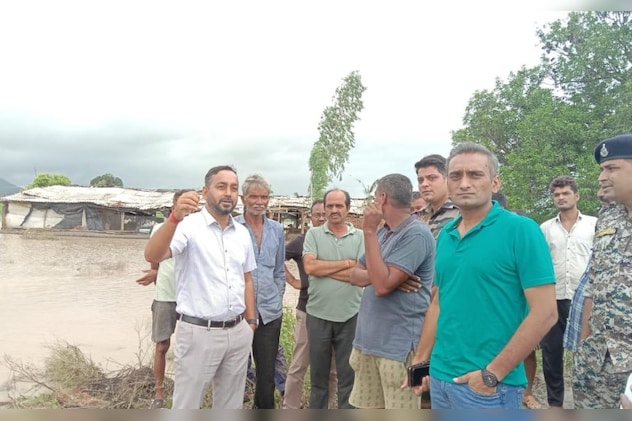 कलेक्टर अनुराग वर्मा जायजा लेते हुए. कलेक्टर अनुराग वर्मा जायजा लेते हुए.