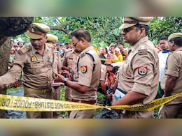 यूपी में पेड़ से लटकी लाश मामले में नया ट्विस्ट, पिता ने दो लड़कों पर क्यों दर्ज करवाई FIR यूपी में पेड़ से लटकी लाश मामले में नया ट्विस्ट, पिता ने दो लड़कों पर क्यों दर्ज करवाई FIR