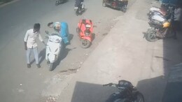 Pune Couple Stops To Eat Vada Pav, Thief Steals Jewellery Worth 5 Lakhs