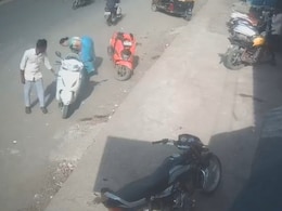 Pune Couple Stops To Eat Vada Pav, Thief Steals Jewellery Worth 5 Lakhs Pune Couple Stops To Eat Vada Pav, Thief Steals Jewellery Worth 5 Lakhs