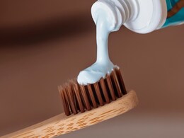 गलत टूथपेस्ट खराब कर सकती है दांत, कैसे चुनें सही टूथपेस्ट कि मजबूत हों दांत