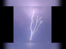 मक्का के क्लॉक टावर पर गिरी बिजली, कुदरत की कलाकारी देख पूरी दुनिया हैरान, देखें VIDEO मक्का के क्लॉक टावर पर गिरी बिजली, कुदरत की कलाकारी देख पूरी दुनिया हैरान, देखें VIDEO