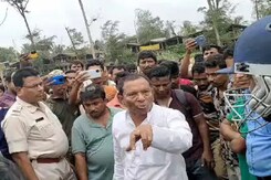 Bengal Minister Threatens, Abuses Woman Official For Removing Encroachments Bengal Minister Threatens, Abuses Woman Official For Removing Encroachments