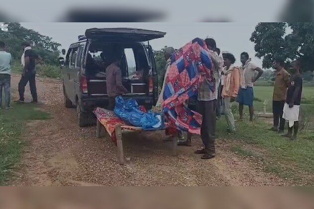 आगे रास्ता न होने की वजह से सड़क पर शव को छोड़ा एंबुलेंस चालक ने. आगे रास्ता न होने की वजह से सड़क पर शव को छोड़ा एंबुलेंस चालक ने.