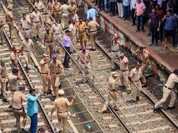 Badlapur case विकृतपणाचा कळस! बदलापूर पोलिसांनी तरुणीला केली अटक Badlapur case विकृतपणाचा कळस! बदलापूर पोलिसांनी तरुणीला केली अटक