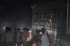 Bihar के Vaishali में दर्दनाक हादसा, करंट लगने से 9 कांवड़ियों की मौत Bihar के Vaishali में दर्दनाक हादसा, करंट लगने से 9 कांवड़ियों की मौत