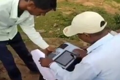 राशन पाने के लिए पहाड़ की चढ़ाई करने को मजबूर लोग, जानिए वजह राशन पाने के लिए पहाड़ की चढ़ाई करने को मजबूर लोग, जानिए वजह