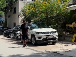 Viral: Allu Arjun Shakes Hands With Fans At Hyderabad Cafe Viral: Allu Arjun Shakes Hands With Fans At Hyderabad Cafe