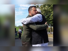 आधी गळाभेट मग खांद्यावर हात... युद्धभूमी युक्रेनमध्ये PM मोदी-झेलेन्स्की यांची ऐतिहासिक भेट