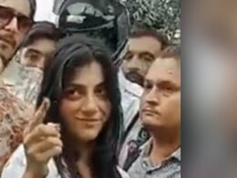 लोगों को कार से कुचला, 2 की मौत फिर भी मुस्कुराई पाकिस्तानी महिला; उंगली दिखाकर बाप के नाम से धमकाया लोगों को कार से कुचला, 2 की मौत फिर भी मुस्कुराई पाकिस्तानी महिला; उंगली दिखाकर बाप के नाम से धमकाया